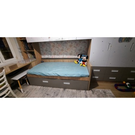 Mobilă pentru cameră copii în stil modern, cu design ergonomic, culori plăcute și spații de depozitare funcționale, realizată din materiale sigure și durabile